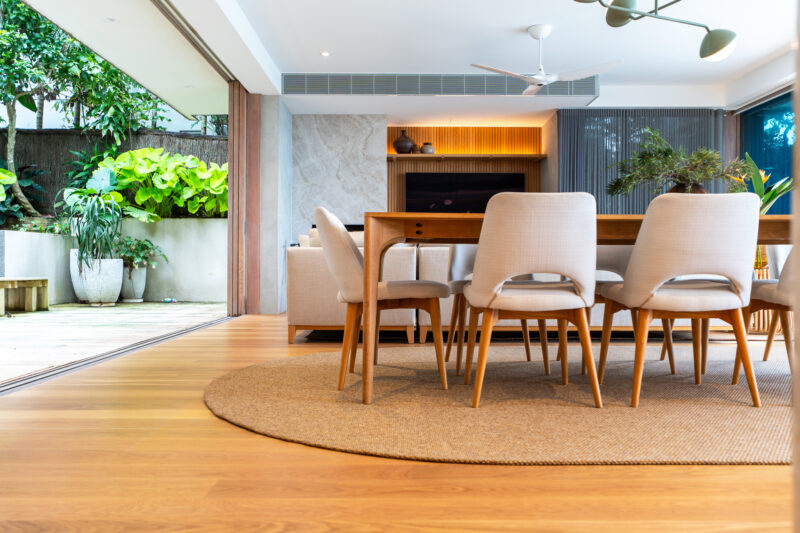 oval rug in dining room courtesy of @milkymedia