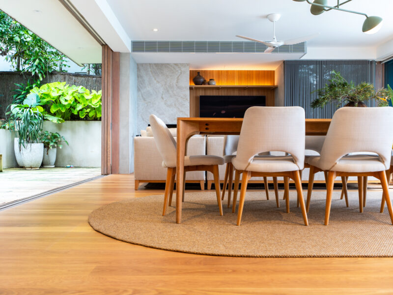 oval rug in dining room courtesy of @milkymedia